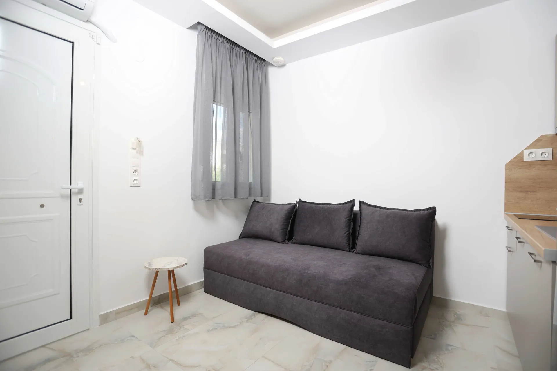 Tiara Holidays - Gregory Apartments - One Bedroom Deluxe Apartment - living room